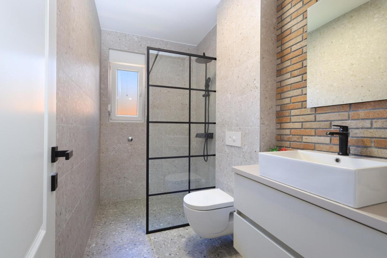 Bonaca Apartments With Terrace, Barbecue And Private Parking Kaštela מראה חיצוני תמונה