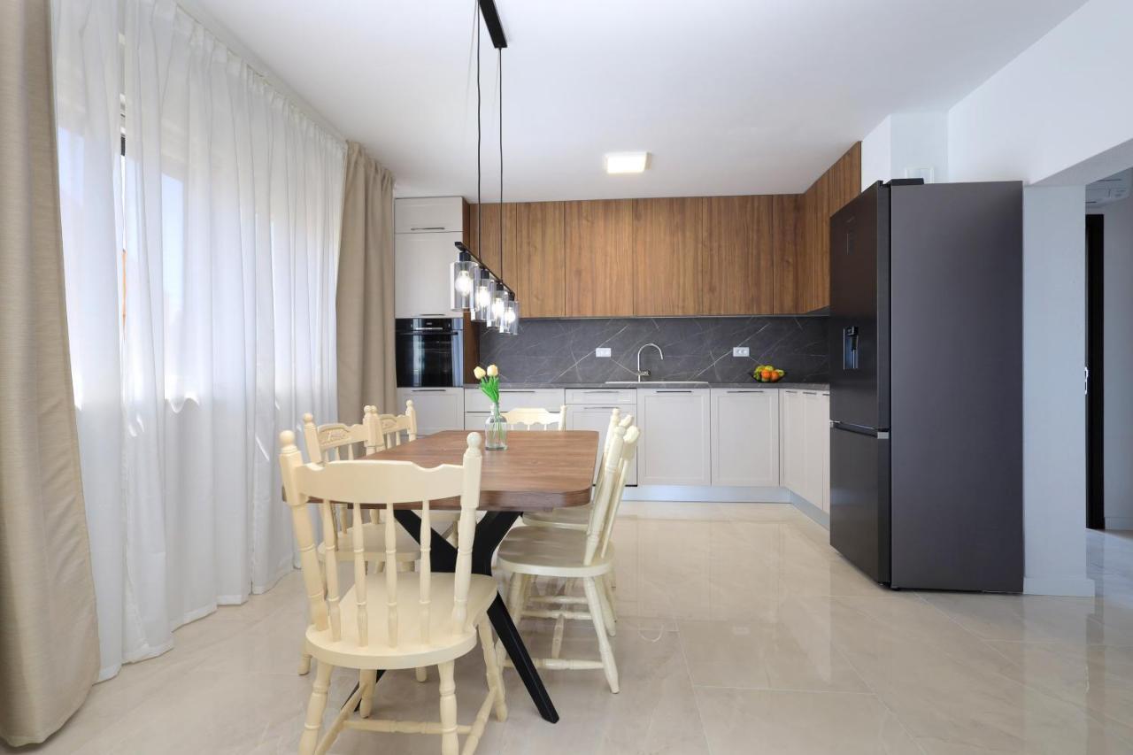 Bonaca Apartments With Terrace, Barbecue And Private Parking Kaštela מראה חיצוני תמונה