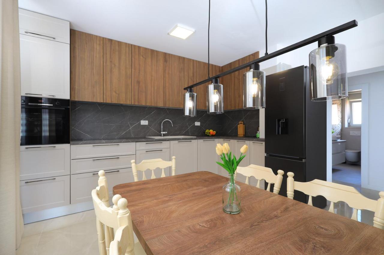 Bonaca Apartments With Terrace, Barbecue And Private Parking Kaštela מראה חיצוני תמונה